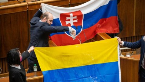 «Облили водой и вырвали из рук»: в парламенте Словакии осквернили флаг Украины (видео)