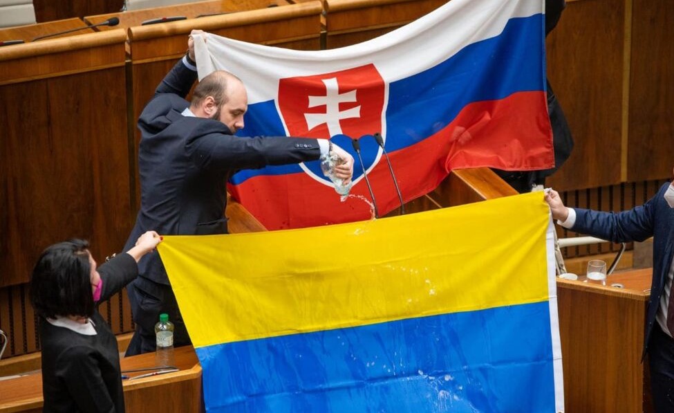 «Облили водой и вырвали из рук»: в парламенте Словакии осквернили флаг Украины (видео)