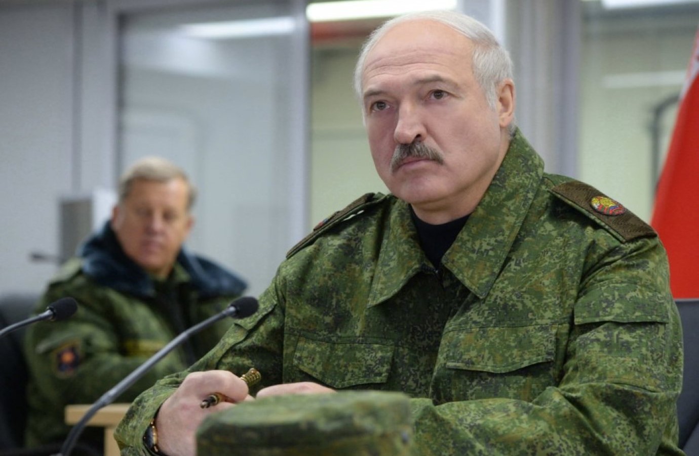 «Мерзавец! Трубку ему было трудно снять»: Лукашенко заявил, что военное руководство Украины никак не отреагировало на предупреждение о предстоящем вторжении РФ