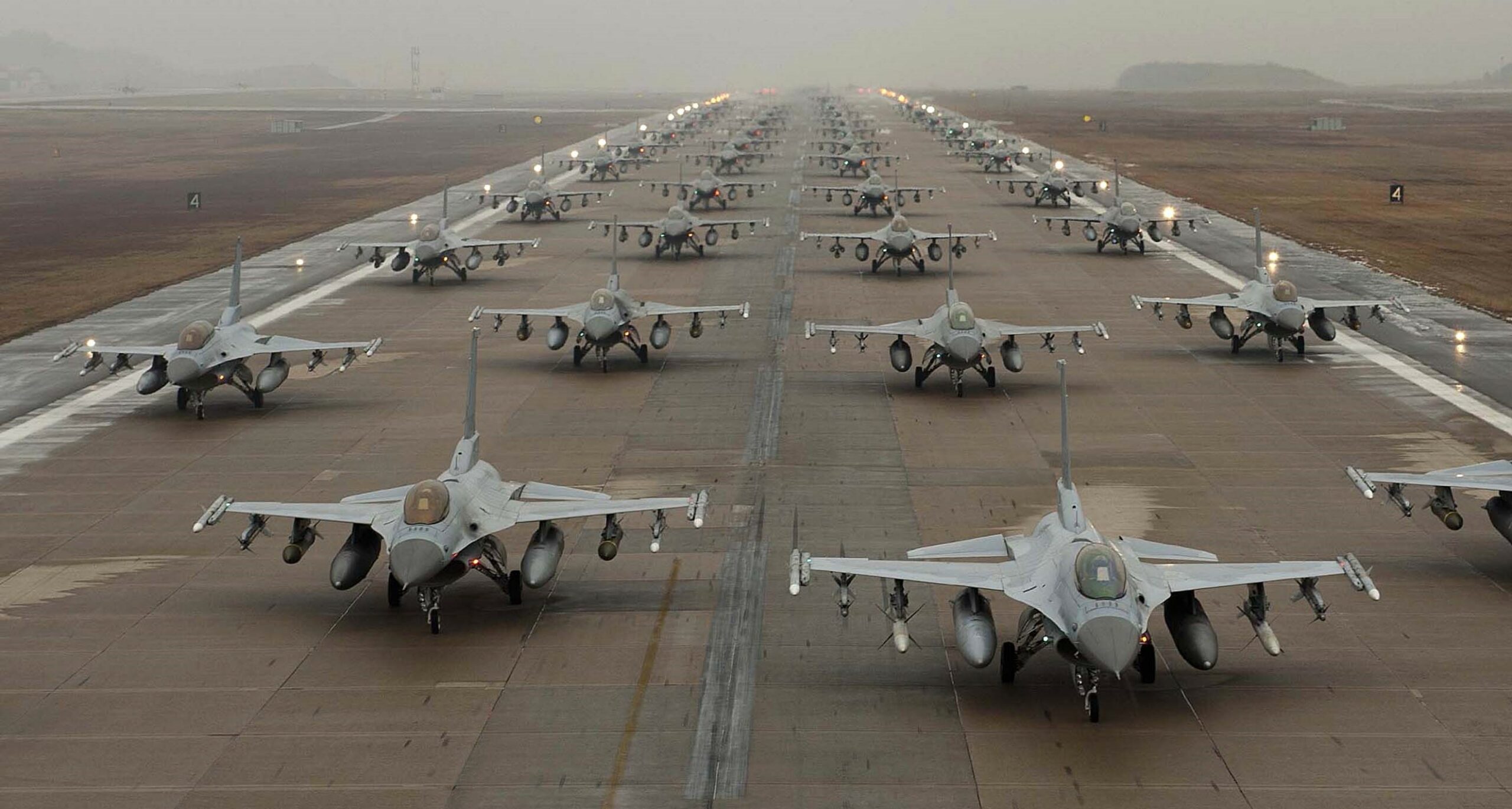 Столтенберг: 100 военных самолетов НАТО готовы к применению. У России ещё есть шанс отказаться от нападения на Украину, иначе это дорого ей обойдётся