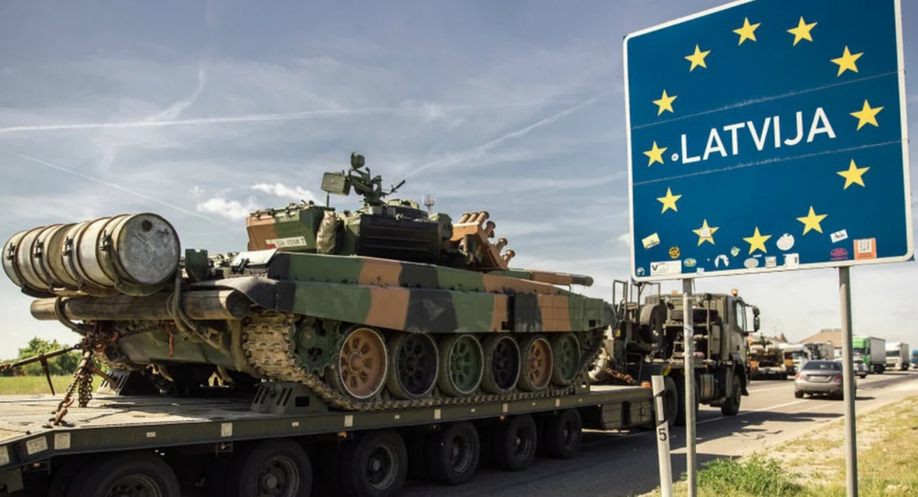 «Мы готовы принять вызов России»: Дания начала переброску в Латвию сотен единиц боевой техники