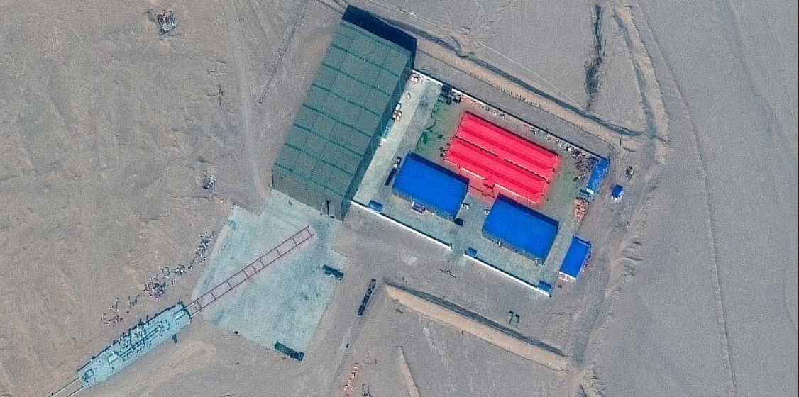 Китай строит в пустыне копии военных баз США для отработки ракетных ударов (фото) - 3 - изображение