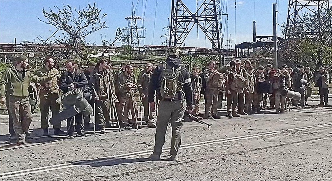 «Трактовка однозначна»: в Кремле заявили, что украинские военные с «Азовстали» сдаются в плен, а не эвакуируются