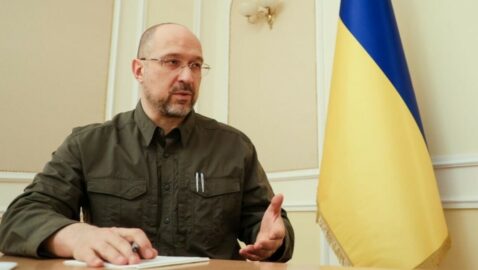 Шмыгаль заявил, что запрет на выезд из Украины мужчин призывного возраста будет действовать до окончания войны