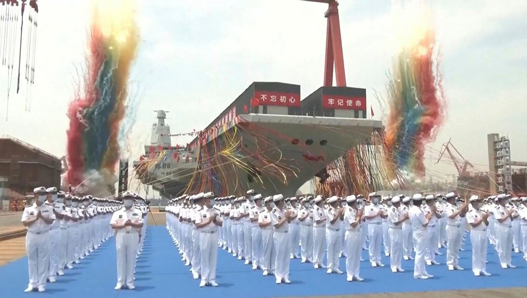 Китай спустил на воду свой третий авианосец «Фуцзянь» (видео)