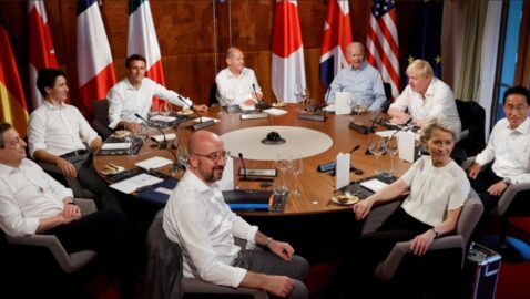 «Покажем наши грудные мышцы»: лидеры G7 решили сфотографироваться без пиджаков, чтобы «быть круче Путина»