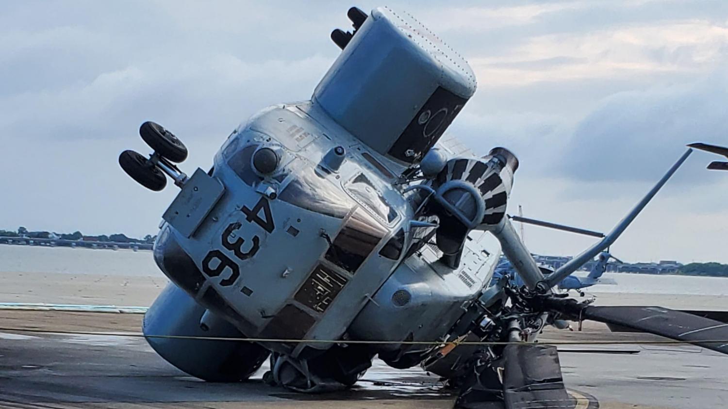 По меньшей мере 10 вертолетов ВМС США на базе Норфолк были повреждены во время шторма