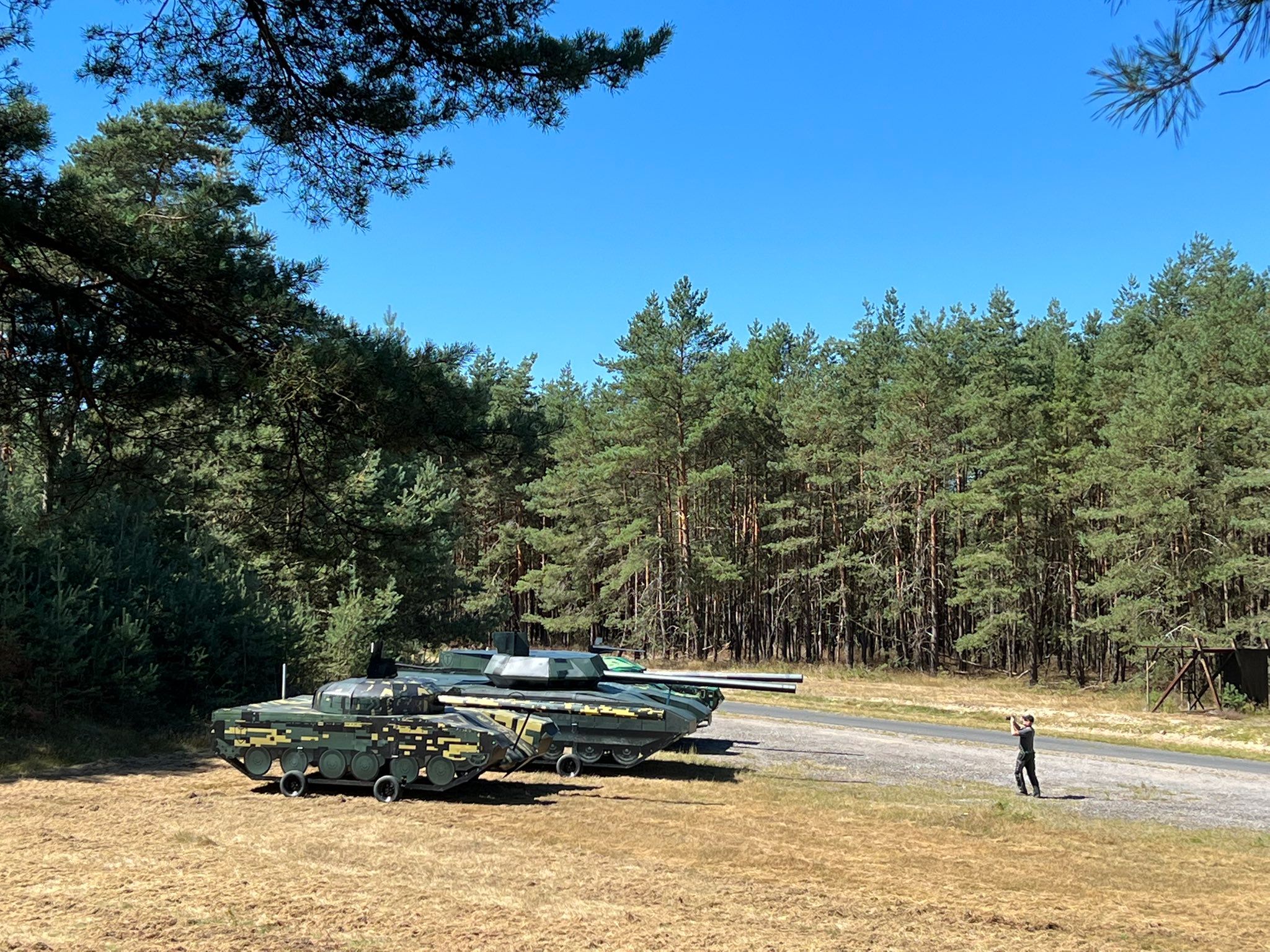 Австралия передала Германии полноразмерные макеты российских танков для использования их в качестве мишеней во время учений (фото) - 2 - изображение