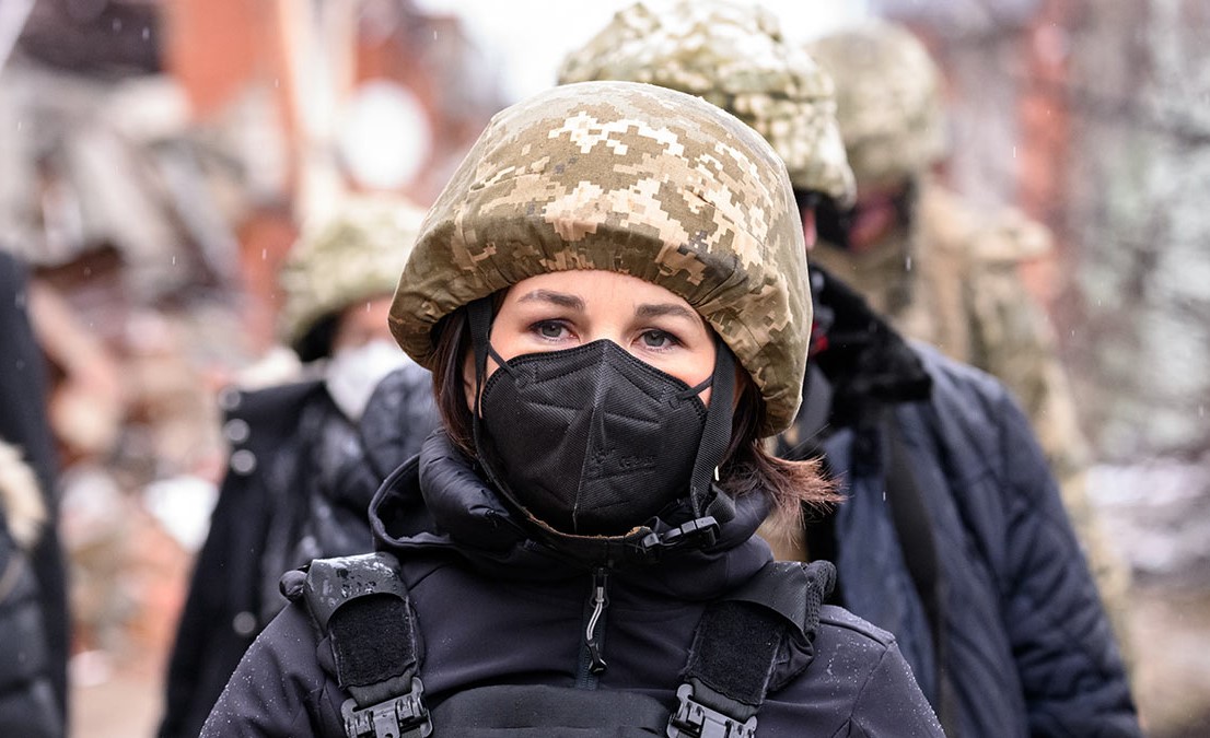 Бербок: войну в Украине невозможно прекратить путём переговоров, нужно продолжать поставлять ВСУ вооружение, чтобы остановить продвижение РФ
