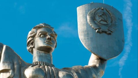 Минкульт пообещал до конца года демонтировать герб СССР со щита монумента «Родина-мать»