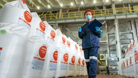 Politico: ЕС намерен смягчить санкции против РФ, сняв запрет на перевозку российских удобрений, цемента и другой продукции
