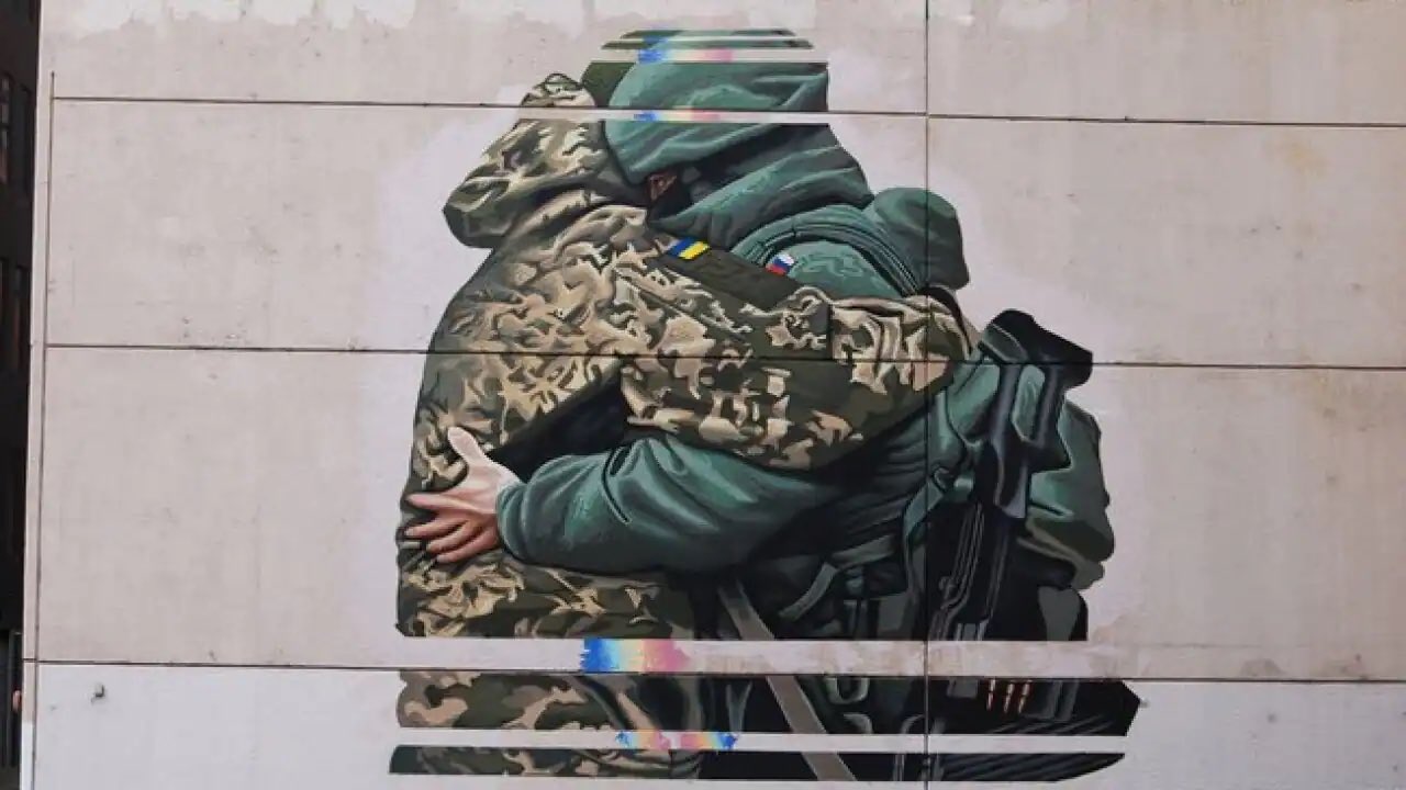 Посол Мирошниченко заставил австралийского художника уничтожить пацифистский мурал с обнимающимися украинским и российским военными (видео)