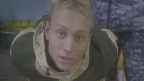 В военкомате Иркутской области РФ мужчина открыл стрельбу из обреза и ранил военкома, нападавший задержан (видео)