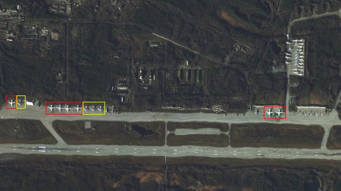 Опубликованы спутниковые снимки, свидетельствующие о переброске 11 стратегических ядерных бомбардировщиков ВКС РФ на границу с Норвегией - 1 - изображение