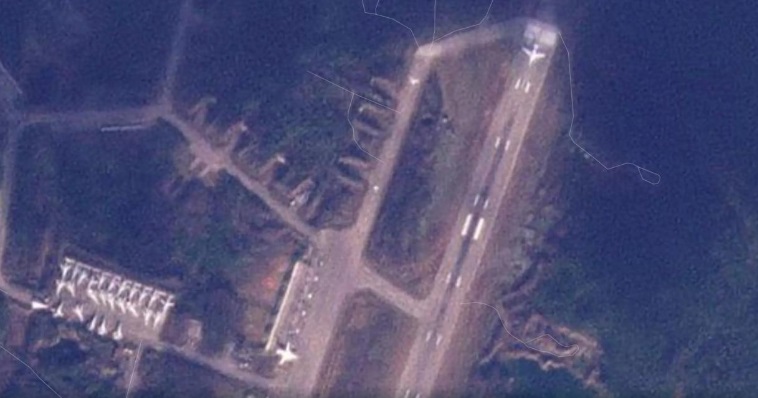 Опубликованы спутниковые снимки, свидетельствующие о переброске 11 стратегических ядерных бомбардировщиков ВКС РФ на границу с Норвегией - 2 - изображение