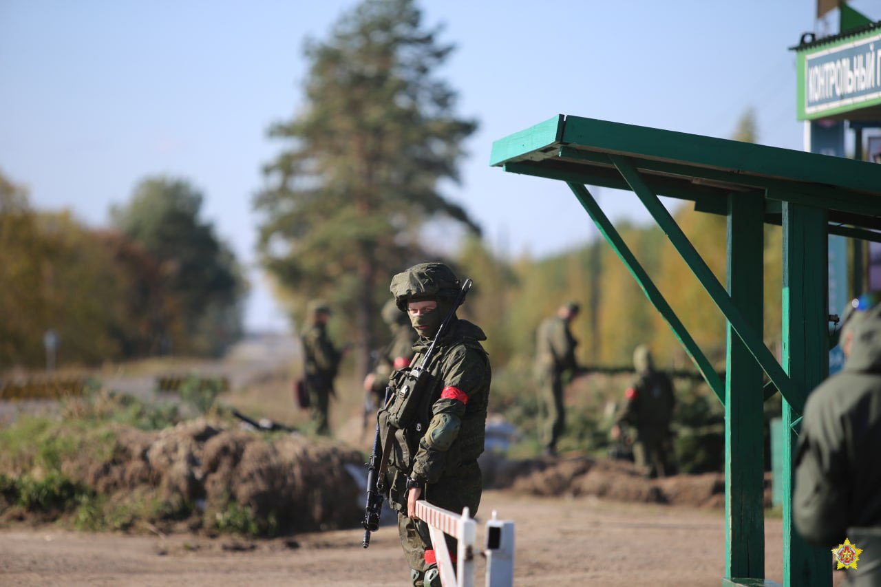 Армия Беларуси начала оборудование огневых позиций около мостов, переездов и железнодорожных путей на границе с Украиной (фото) - 3 - изображение